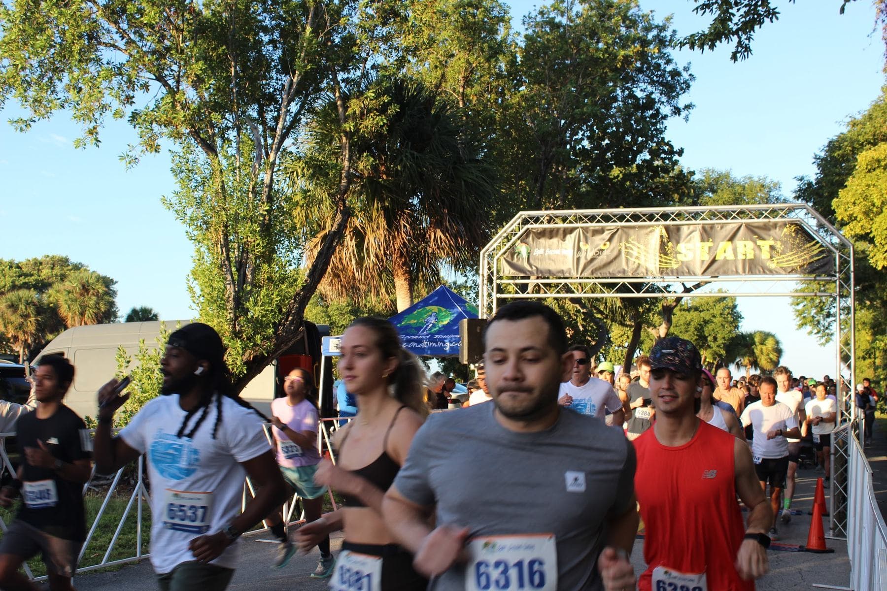 The 2025 start, bibs on and moving